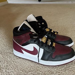 Wmms Air Jordan 1 Mid SE ‘Gold Pendants’